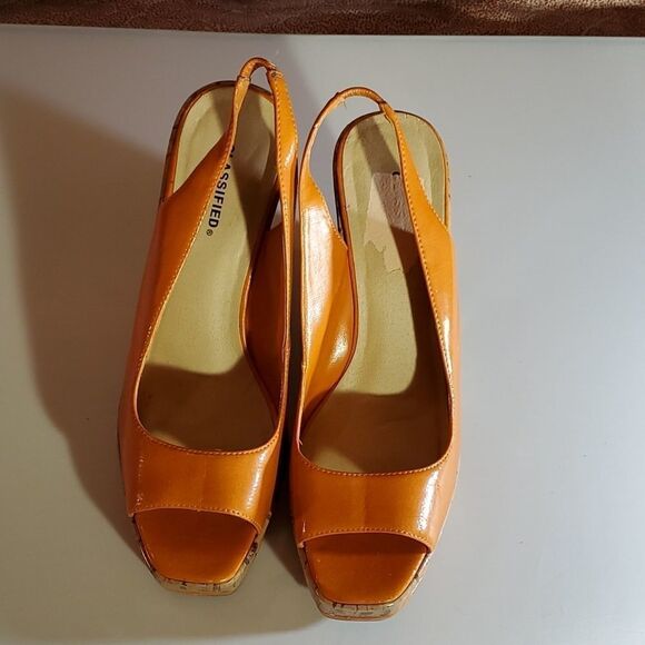 CLASSIFIED WOMEN"S WEDGE STYLE OPEN TOE SANDAL - Picture 2 of 16